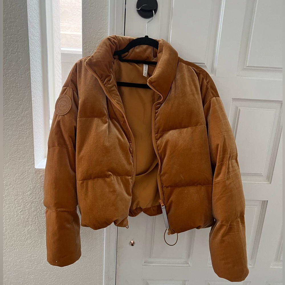 XS fabletics Wander Velour Cropped Puffer Jacket